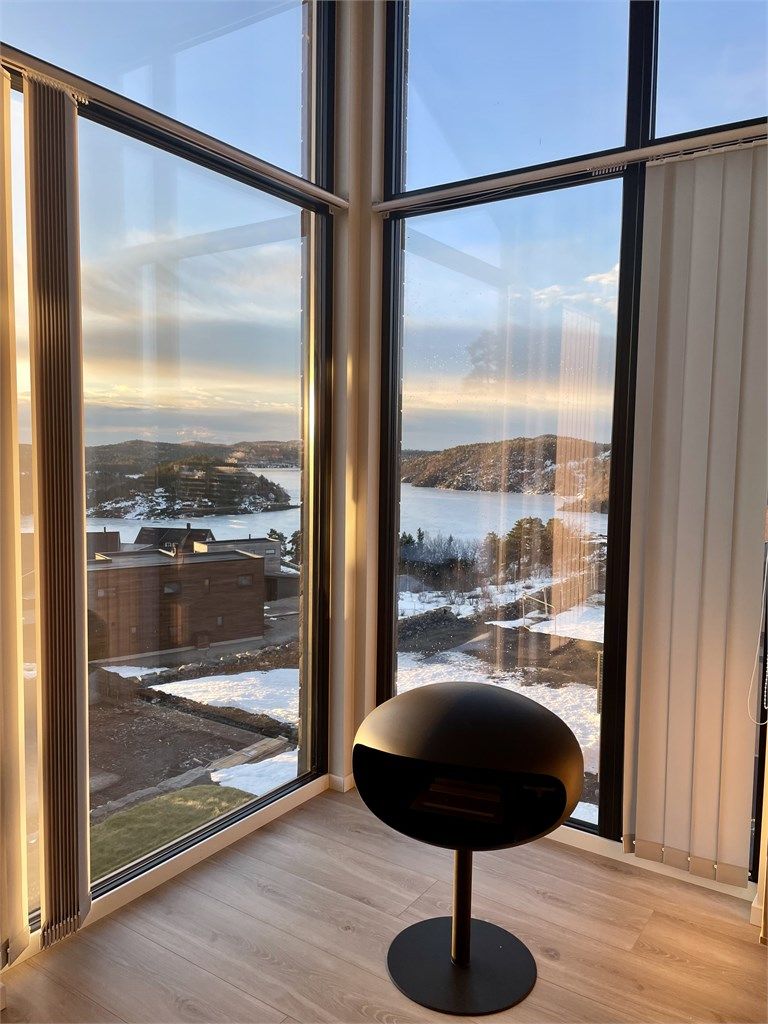 Det er montert solskjerming i de fleste vinduer som medfølger i handelen.