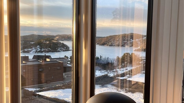 Det er montert solskjerming i de fleste vinduer som medfølger i handelen.