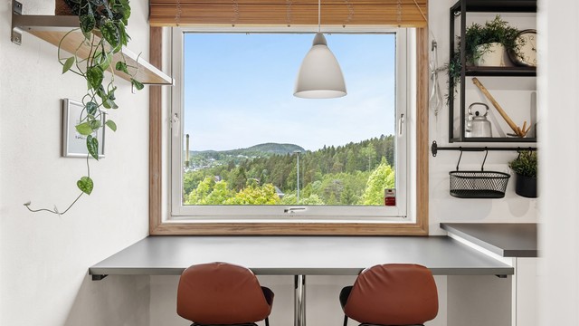 Fra kjøkkenet ser du ut over det grønne og rolige nabolaget.