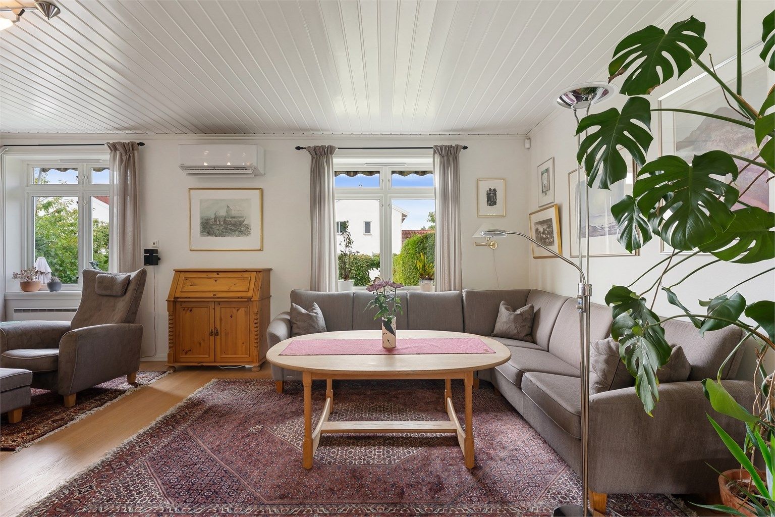 Gjennomgående parkett på gulv og panelbord i himling i oppholdsrommene.