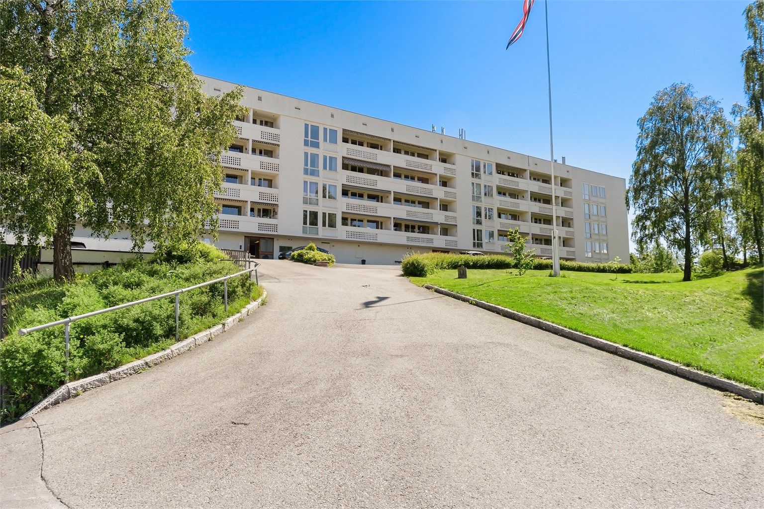 Det er gratis parkering for beboerne på de anviste oppstillingsplassen på tomten. Beboere og gjester må ha synlig p-bevis i bilens frontrute. 
Beboere kan få eget parkeringsbevis, samt eget bevis man kan gi til gjester