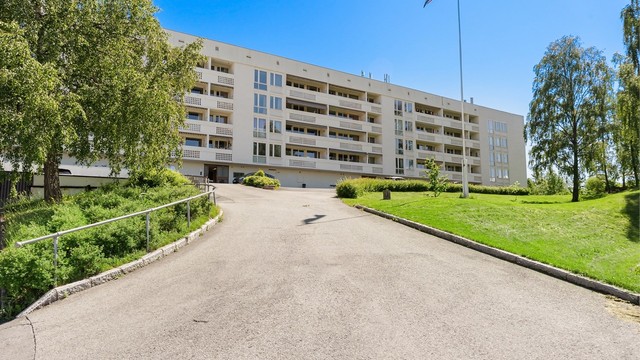 Det er gratis parkering for beboerne på de anviste oppstillingsplassen på tomten. Beboere og gjester må ha synlig p-bevis i bilens frontrute.
Beboere kan få eget parkeringsbevis, samt eget bevis man kan gi til gjester