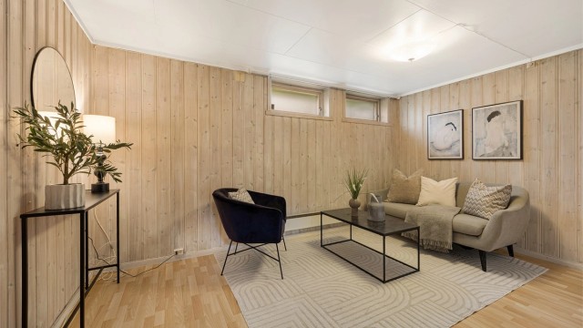 Underetasjen har panelerte vegger og gir ekstra spillerom for familien - Rommet er ikke godkjent til varig opphold.