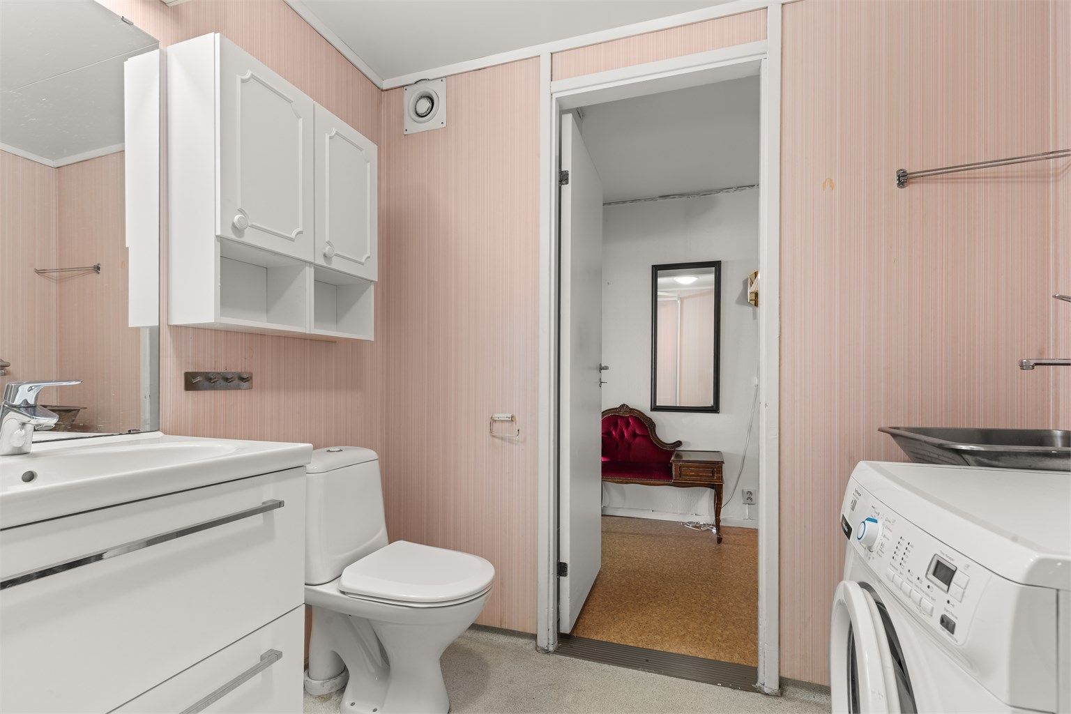 Badet har en praktisk plassering i leiligheten og byr på gode muligheter for total fornyelse og tilpasning til dagens standard.