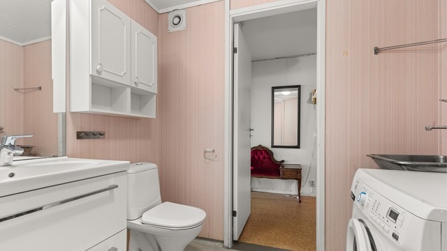 Badet har en praktisk plassering i leiligheten og byr på gode muligheter for total fornyelse og tilpasning til dagens standard.