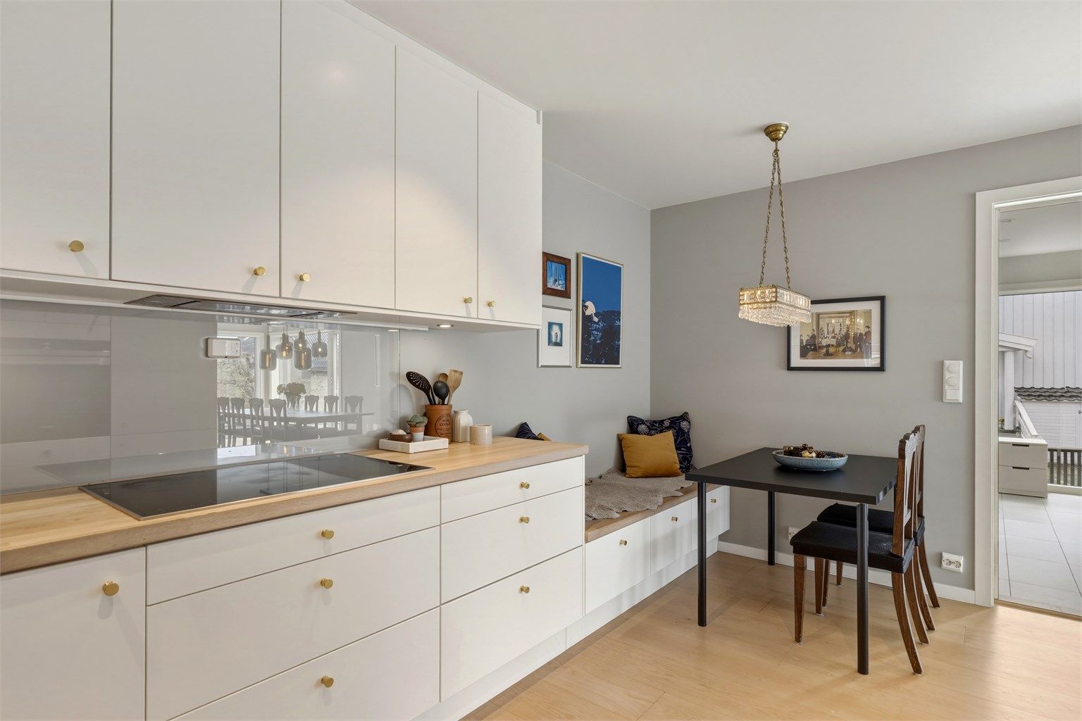 Det er plass til frokostbord ved sittebenken som er en forlengelse av kjøkkeninnredningen