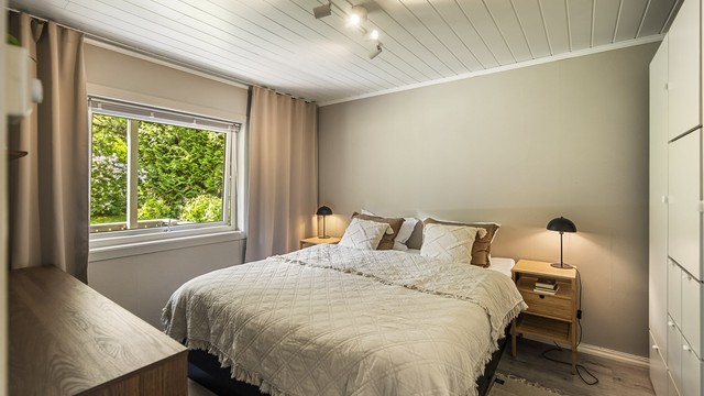 Hovedsoverom med god plass til dobbeltseng og garderobeskap.