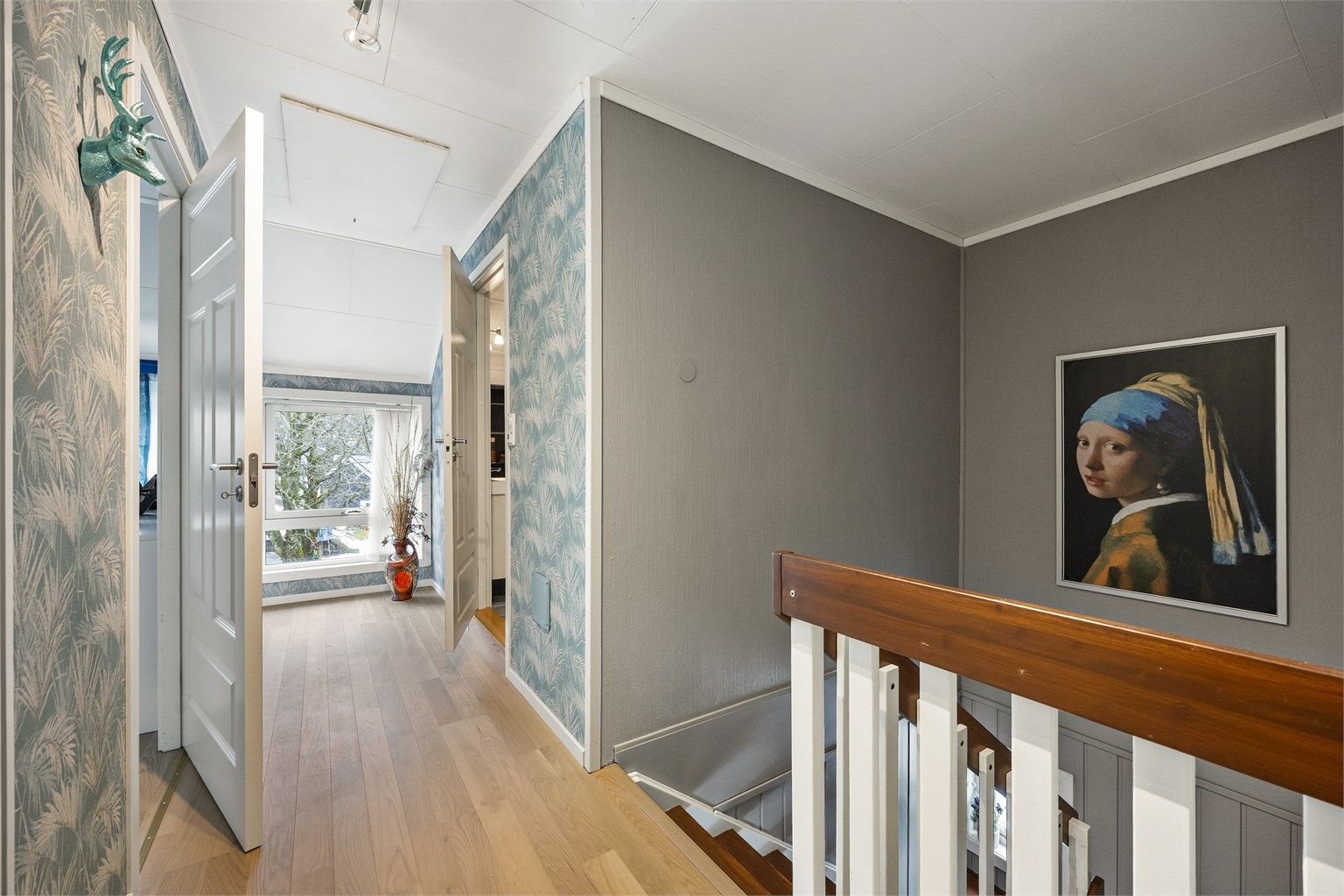 Gangen i andre etasje har parkett på gulvet