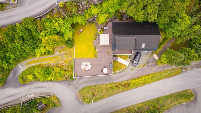 Tomten er godt utnyttet med stor hage og biloppstillingsplasser.
