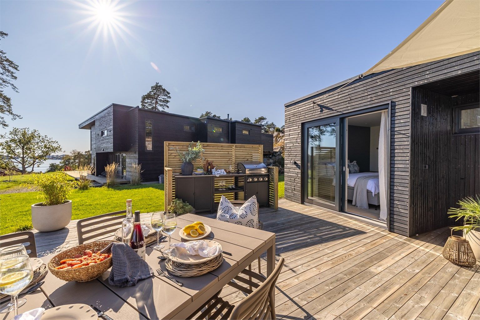 Terrassen er orientert for å fange solen fra morgen til kveld.