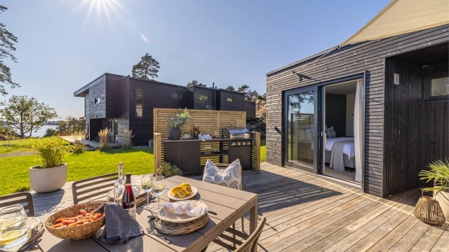 Terrassen er orientert for å fange solen fra morgen til kveld.