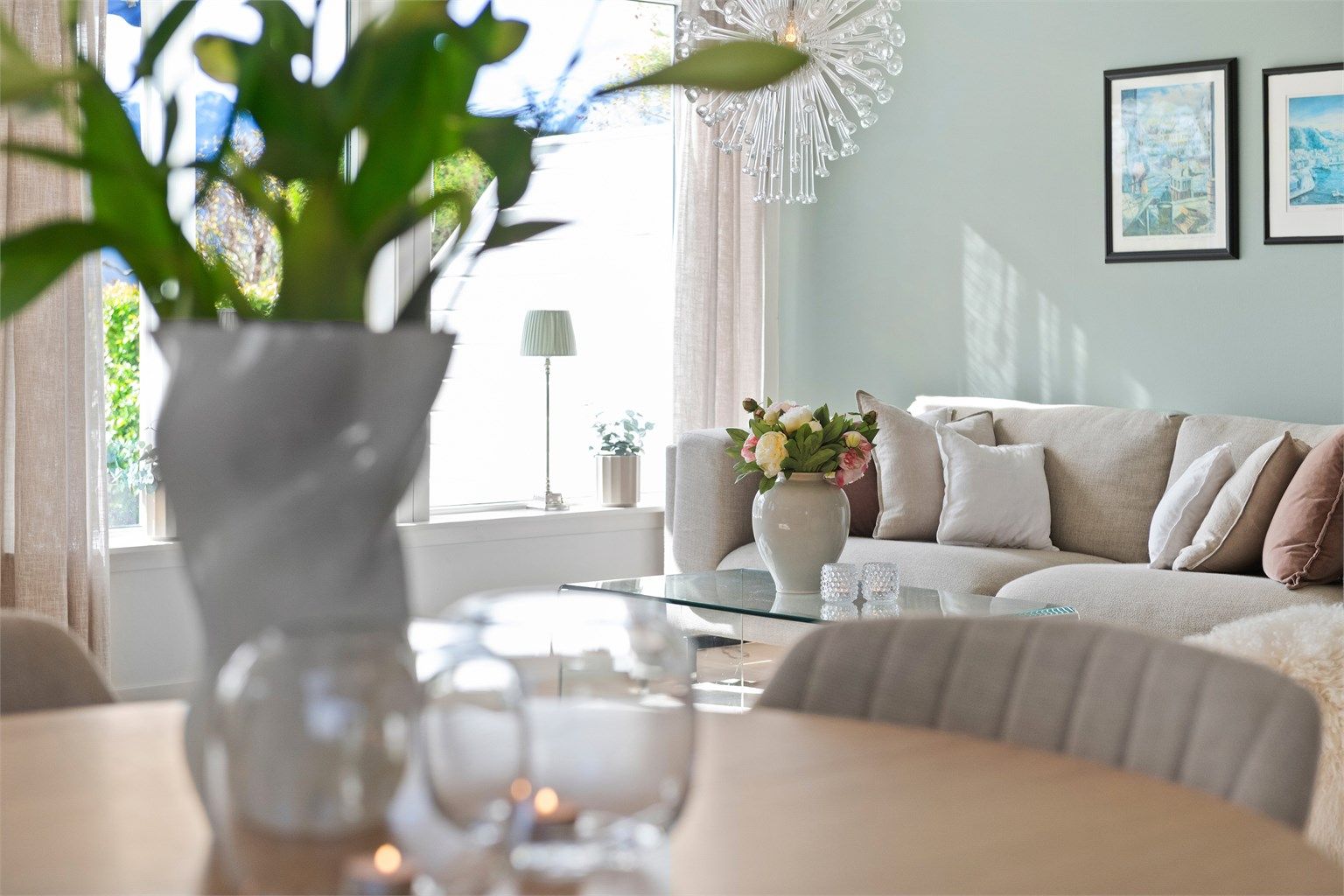 Utsyn fra spiseplassen mot sofagruppen