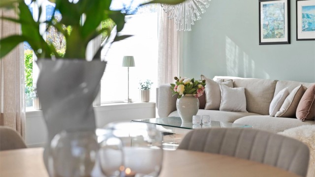 Utsyn fra spiseplassen mot sofagruppen