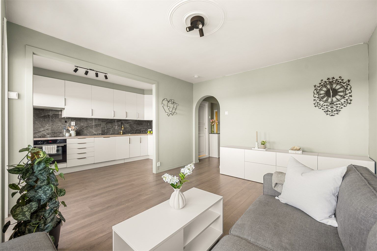 Stue og kjøkken i en åpen og sosial løsning.