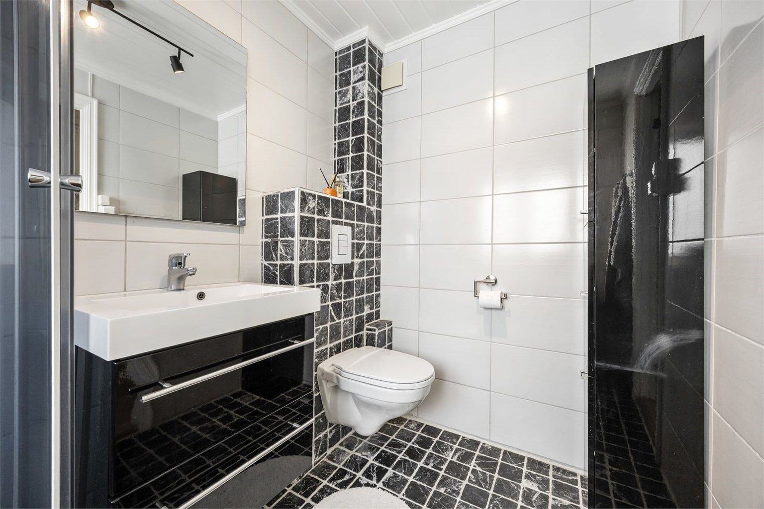 Praktisk bad i 2.etg nære alle soverommene. Badet er av eldre dato