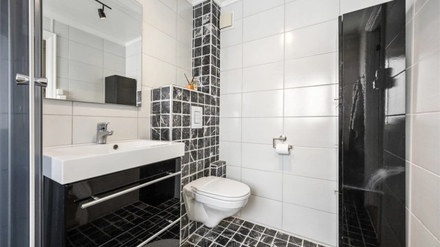 Praktisk bad i 2.etg nære alle soverommene. Badet er av eldre dato