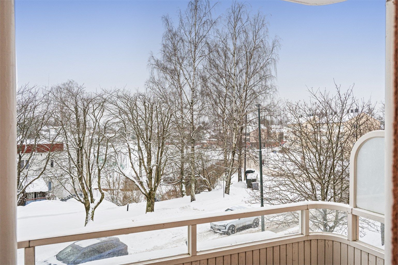 Her bor du i et rolig og veletablert boligområde med en behagelig atmosfære.