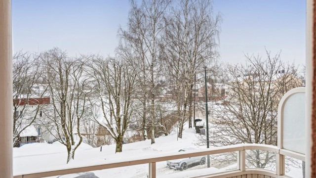 Her bor du i et rolig og veletablert boligområde med en behagelig atmosfære.