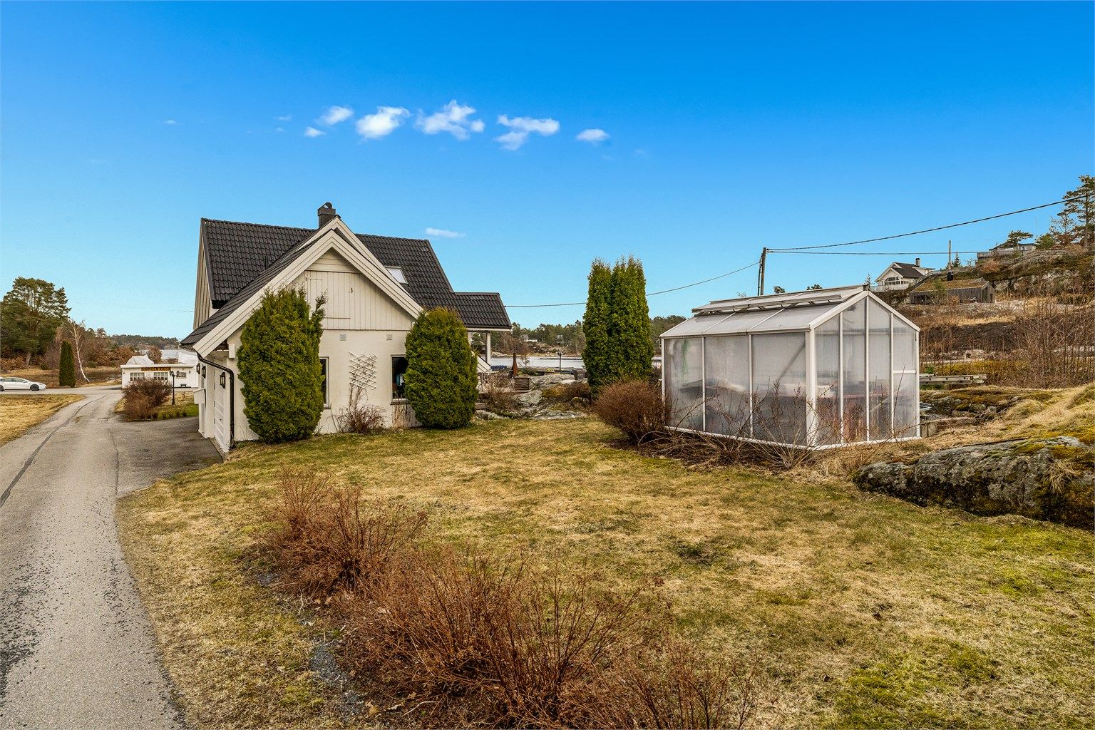 Veksthuset er plassert litt for seg selv i bakkant på tomten.