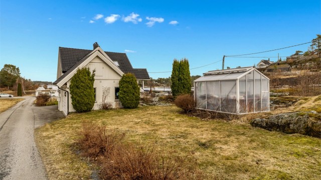 Veksthuset er plassert litt for seg selv i bakkant på tomten.