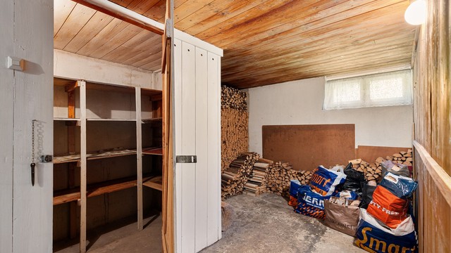 Kjelleren byr på mye lagringsplass med sine tre boder. Den ene av disse bodene er benyttet som vedbod, veden som ligger i boden medfølger boligen.