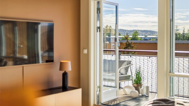 Leiligheten byr blant annet på stor balkong, garasjeplass m/lader, v.v og fyring mm.