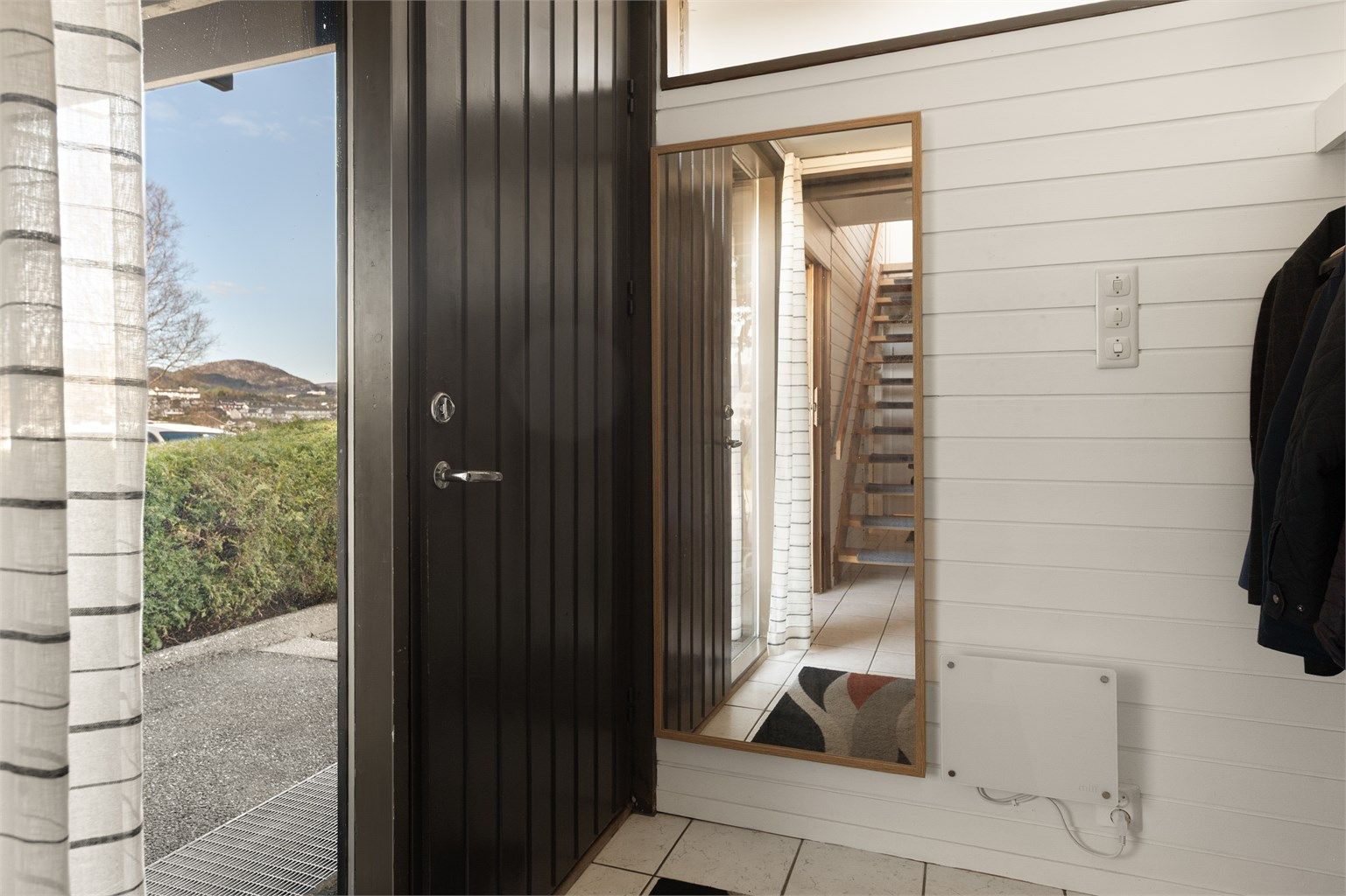 - Boligens inngangsparti -