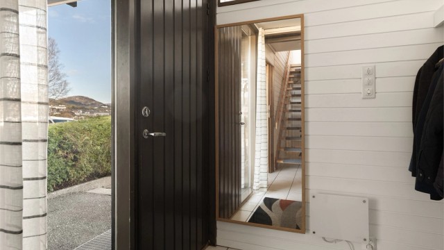 - Boligens inngangsparti -