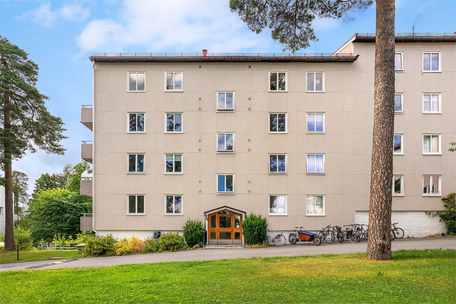 Bygget ligger i et etablert og barnevennlig boligområde på Østerås.