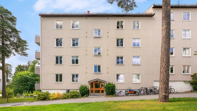 Bygget ligger i et etablert og barnevennlig boligområde på Østerås.