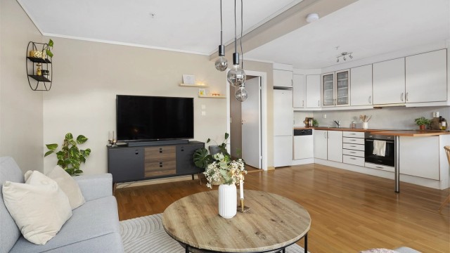 Leiligheten har et åpent og sosial stue-kjøkkenrom på ca