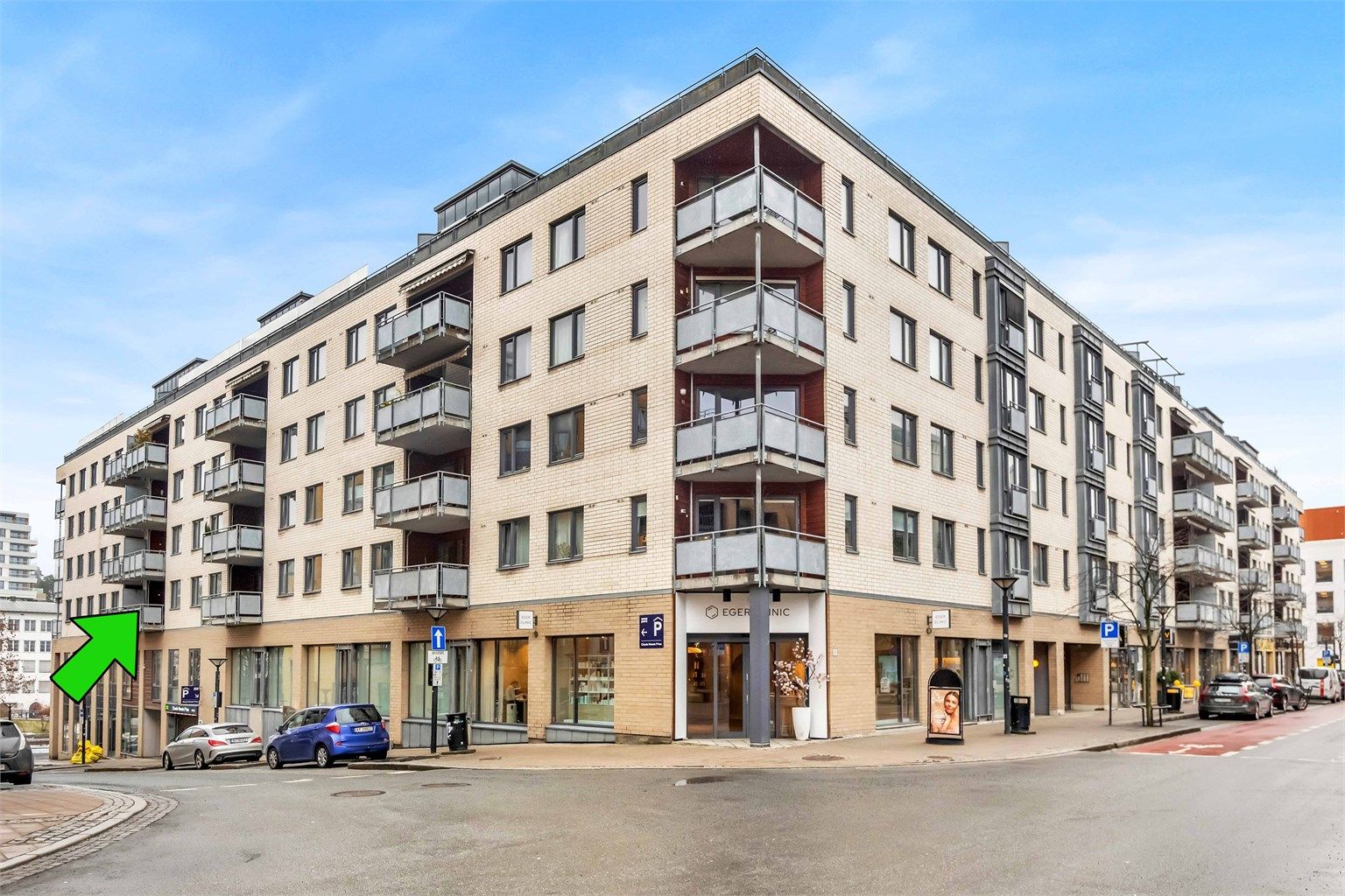 Velkommen til Kinoveien 14, presentert av Eiendomsmegler Marius Stormfelt v/Krogsveen Sandvika! Kun 50 m fra Sandvika Storsenter. 