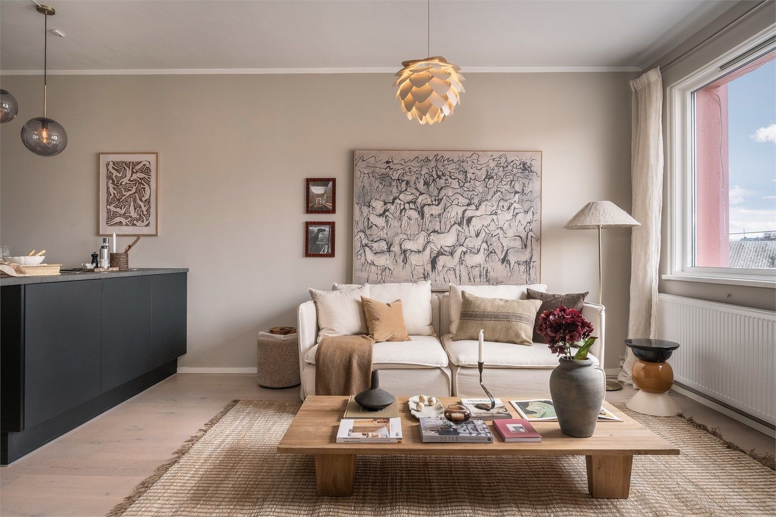 Stuen er av god størrelse med plass til sofa, salongbord og TV-seksjon. Det er rikelig med lysinnslipp gjennom store vindusflater som slipper inn rikelig med dagslys. 