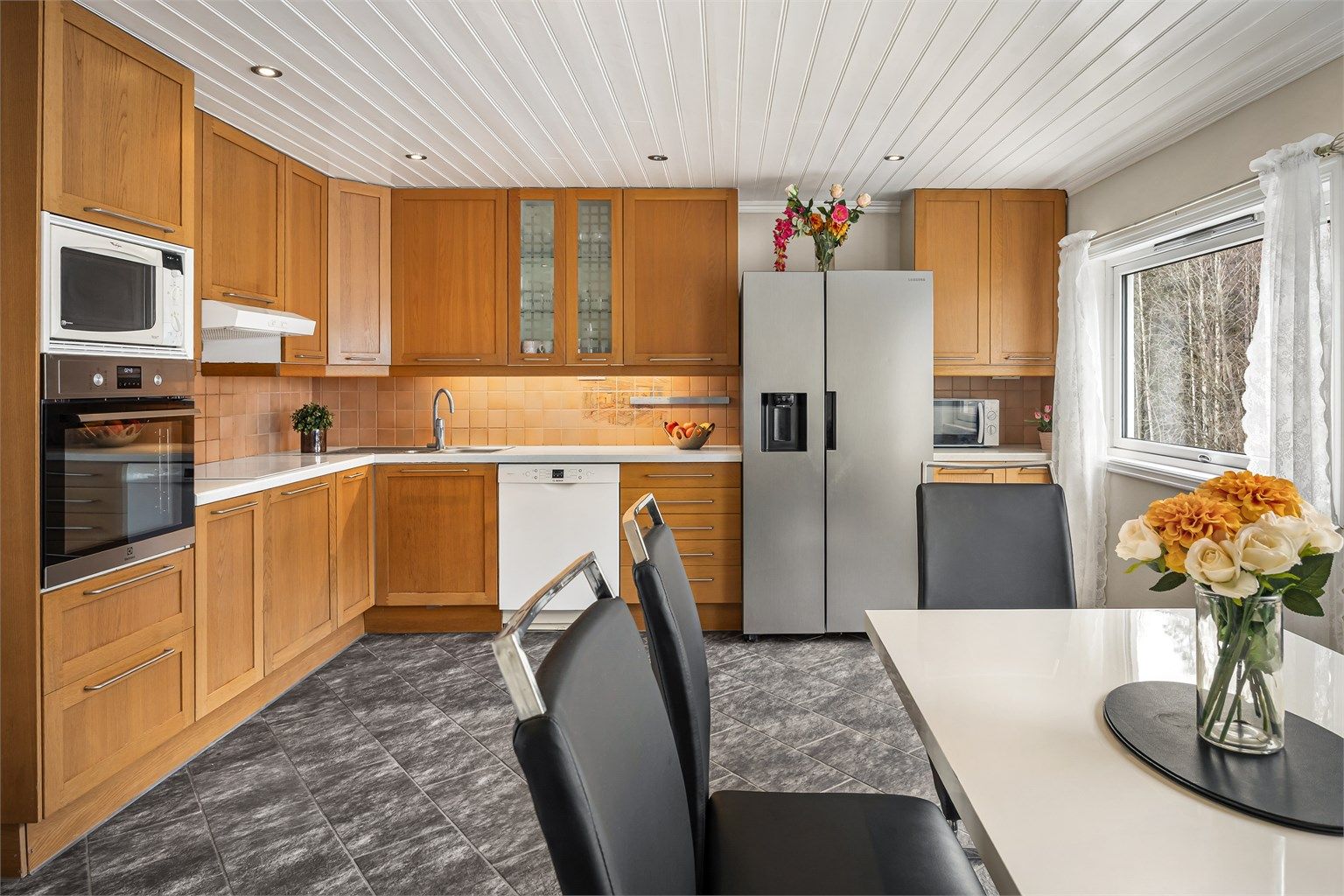 Dette er en innbydende og lys 5-roms leilighet med en familievennlig planløsning.
