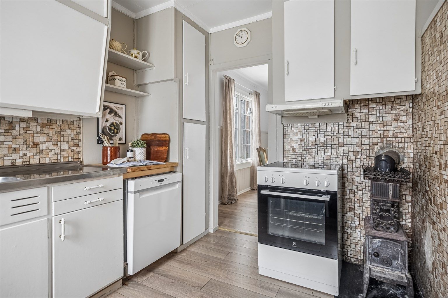 En sjarmerende vedovn av støpejern passer godt inn på dette kjøkkenet.