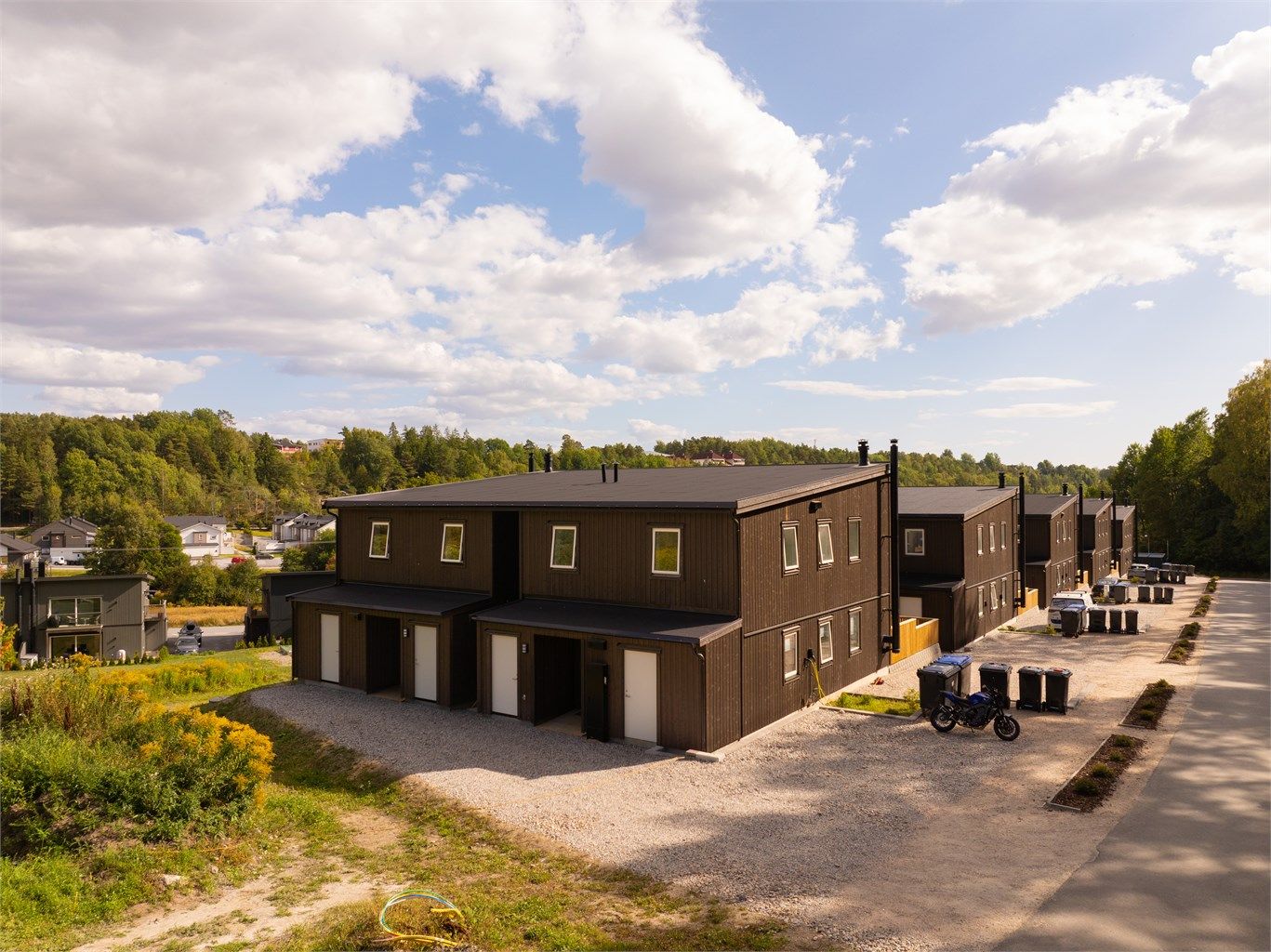 Leiligheten ligger til høyre i byggets 2.etasje.