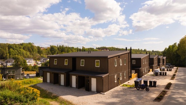 Leiligheten ligger til høyre i byggets 2.etasje.