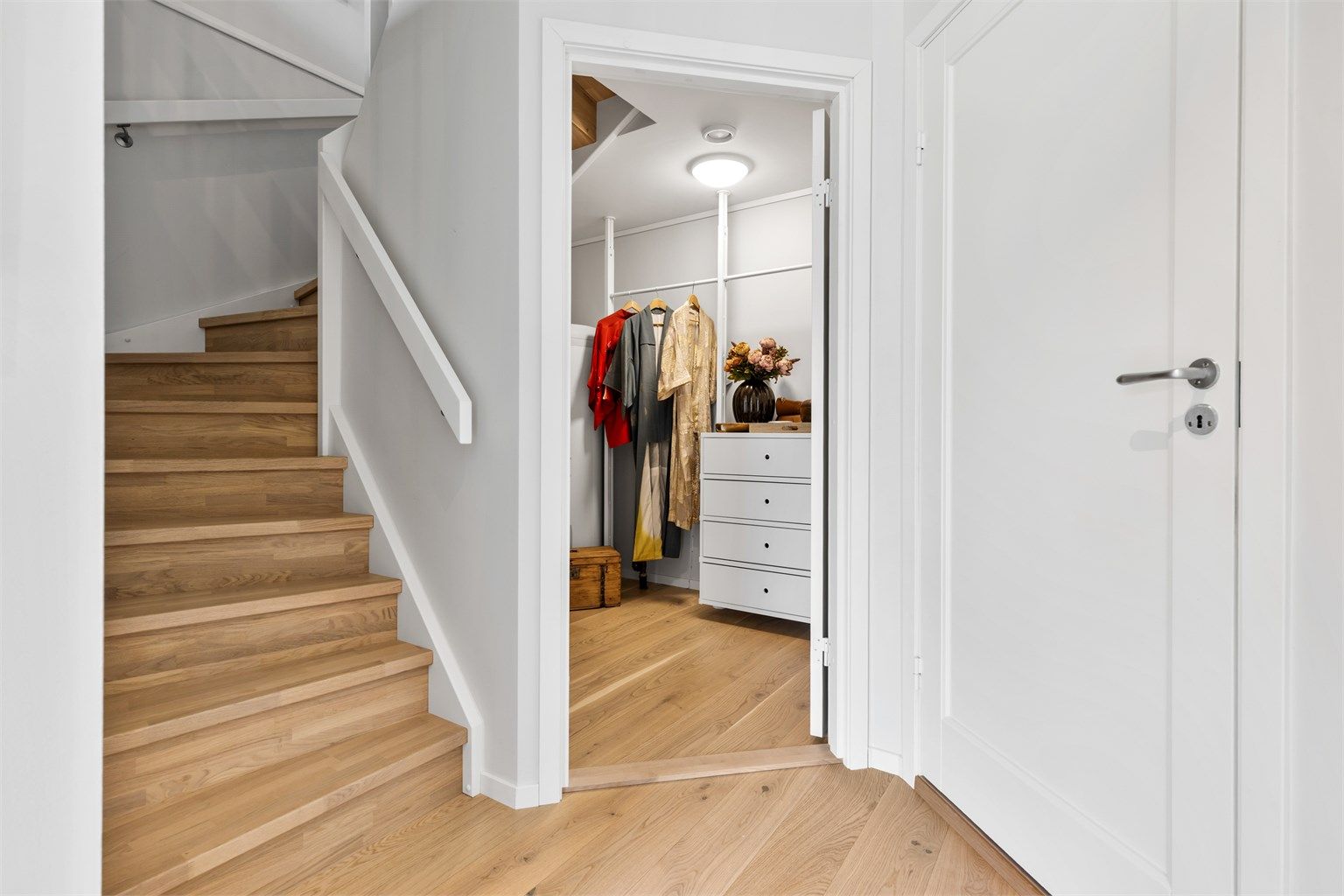 I enden av entréen finner man bod, bad og trappen opp til annen etasje