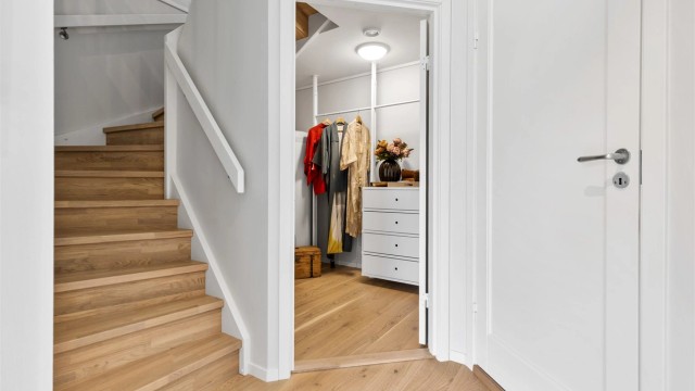 I enden av entréen finner man bod, bad og trappen opp til annen etasje