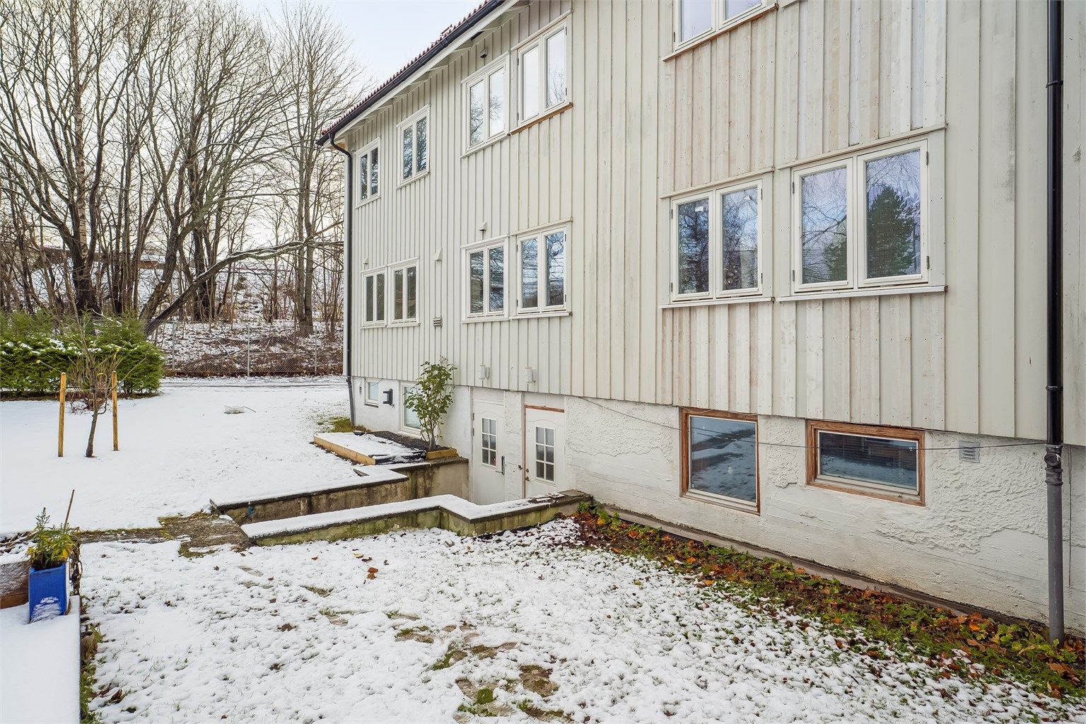 Egen inngang til hybeldel i sokkel