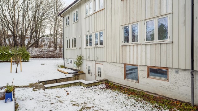 Egen inngang til hybeldel i sokkel