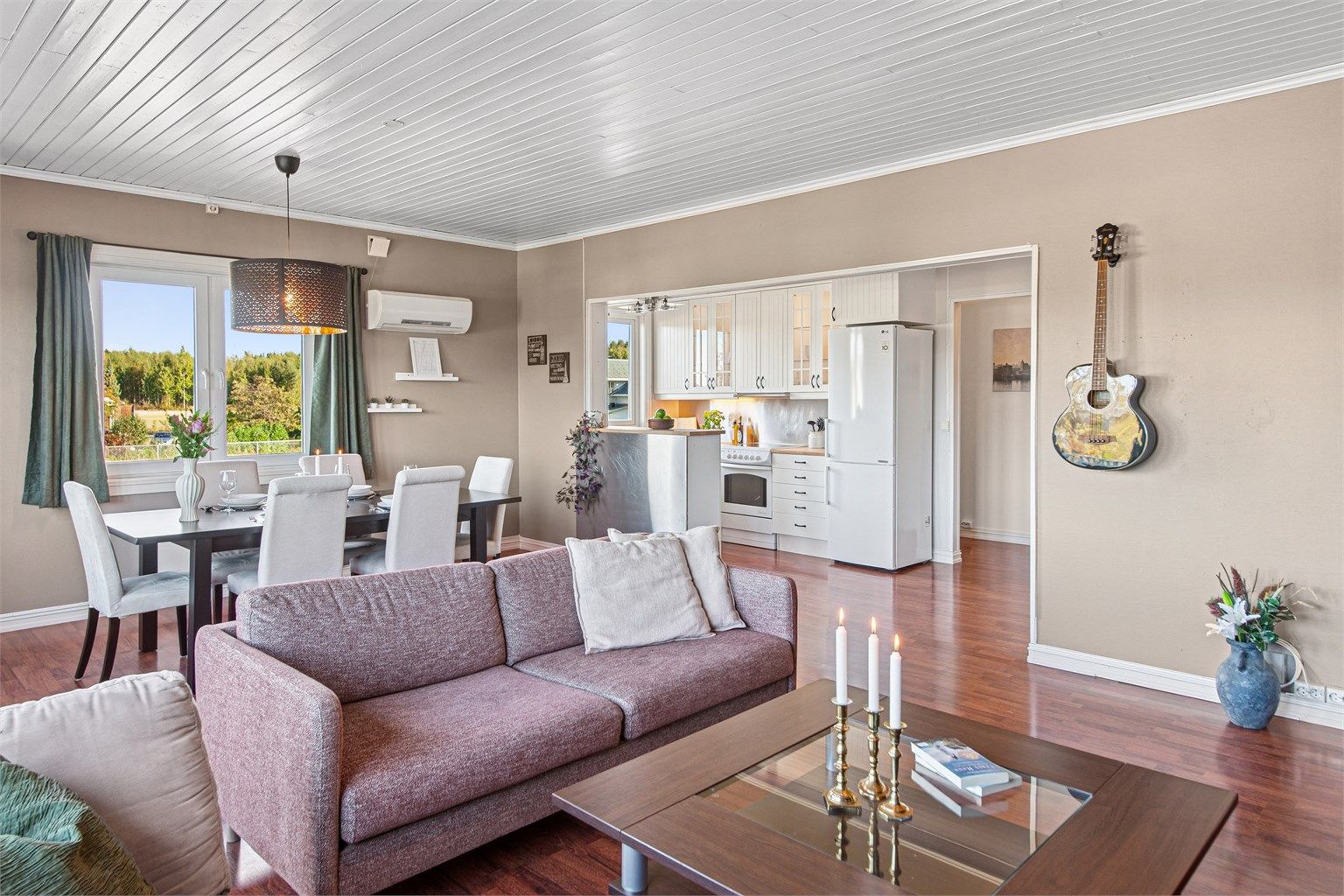 Stue og kjøkken i delvis åpen løsning, noe som gir et sosialt oppholdsrom. 