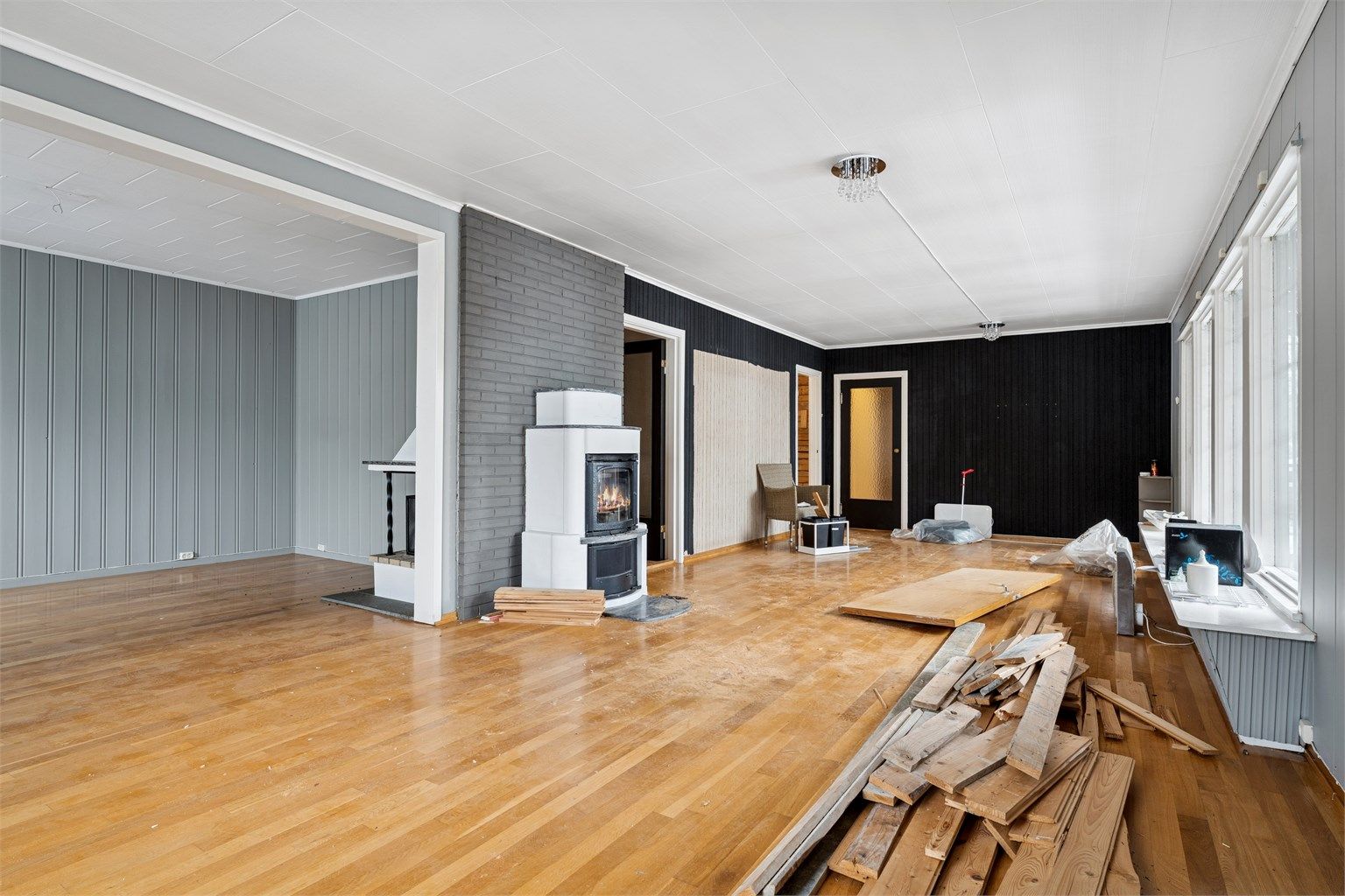 Stue med god plass til flere møbleringssoner. 