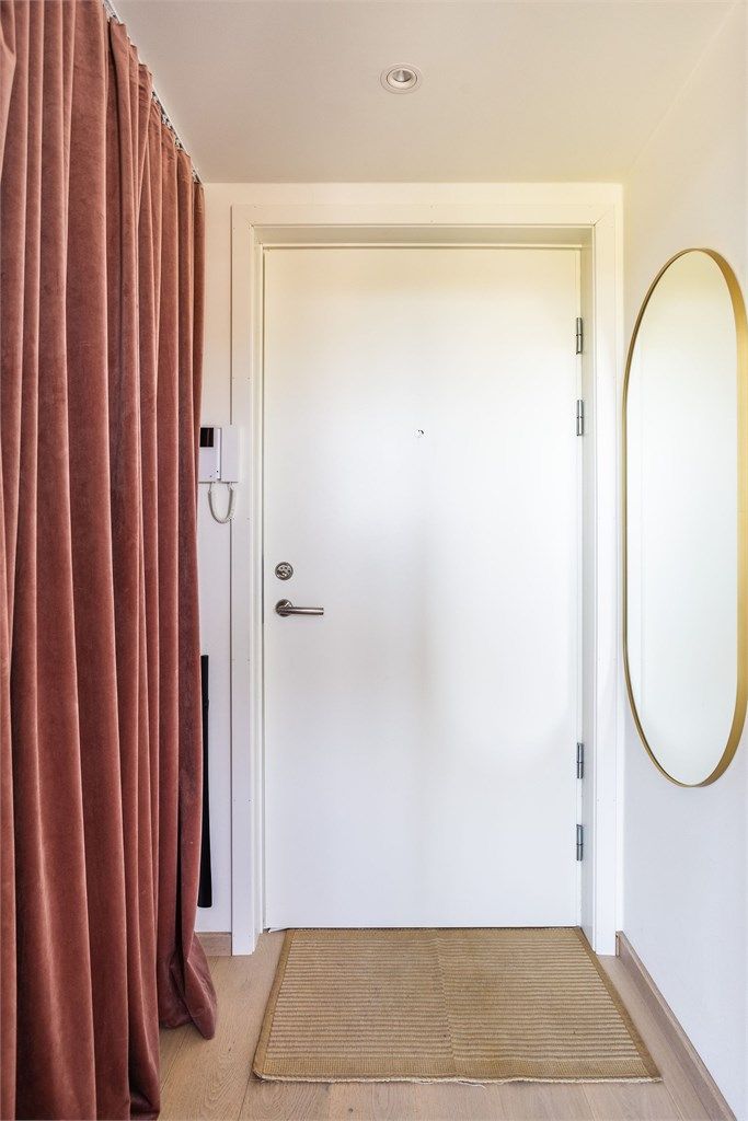 Lys og innbydende entrè med god plass til klær og sko. 