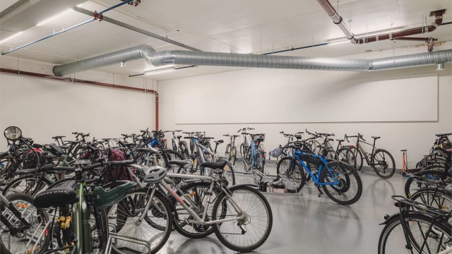 Stor, felles sykkelbod gir trygg og praktisk oppbevaring.