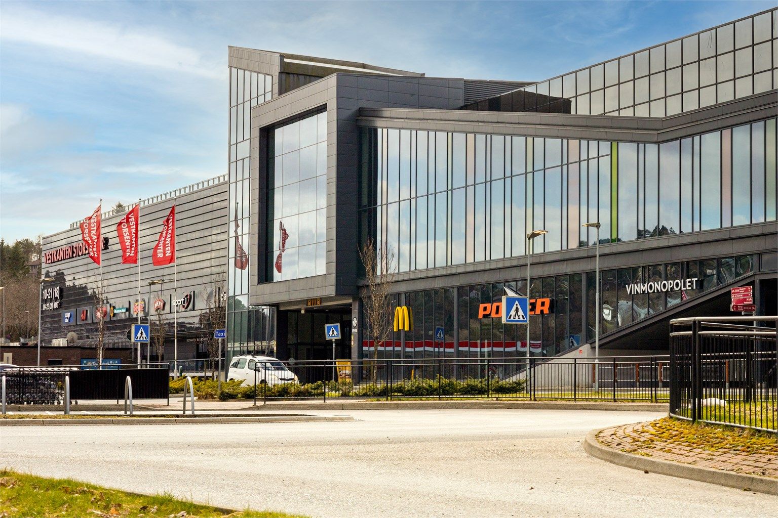 En liten spasertur unna ligger Vestkanten Storsenter med et bredt utvalg av butikker.