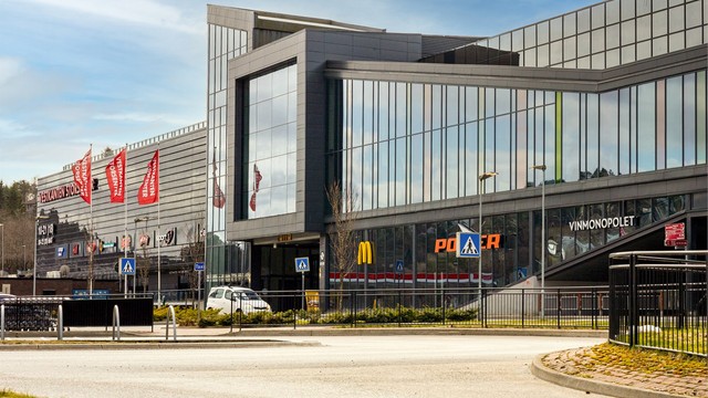 En liten spasertur unna ligger Vestkanten Storsenter med et bredt utvalg av butikker.