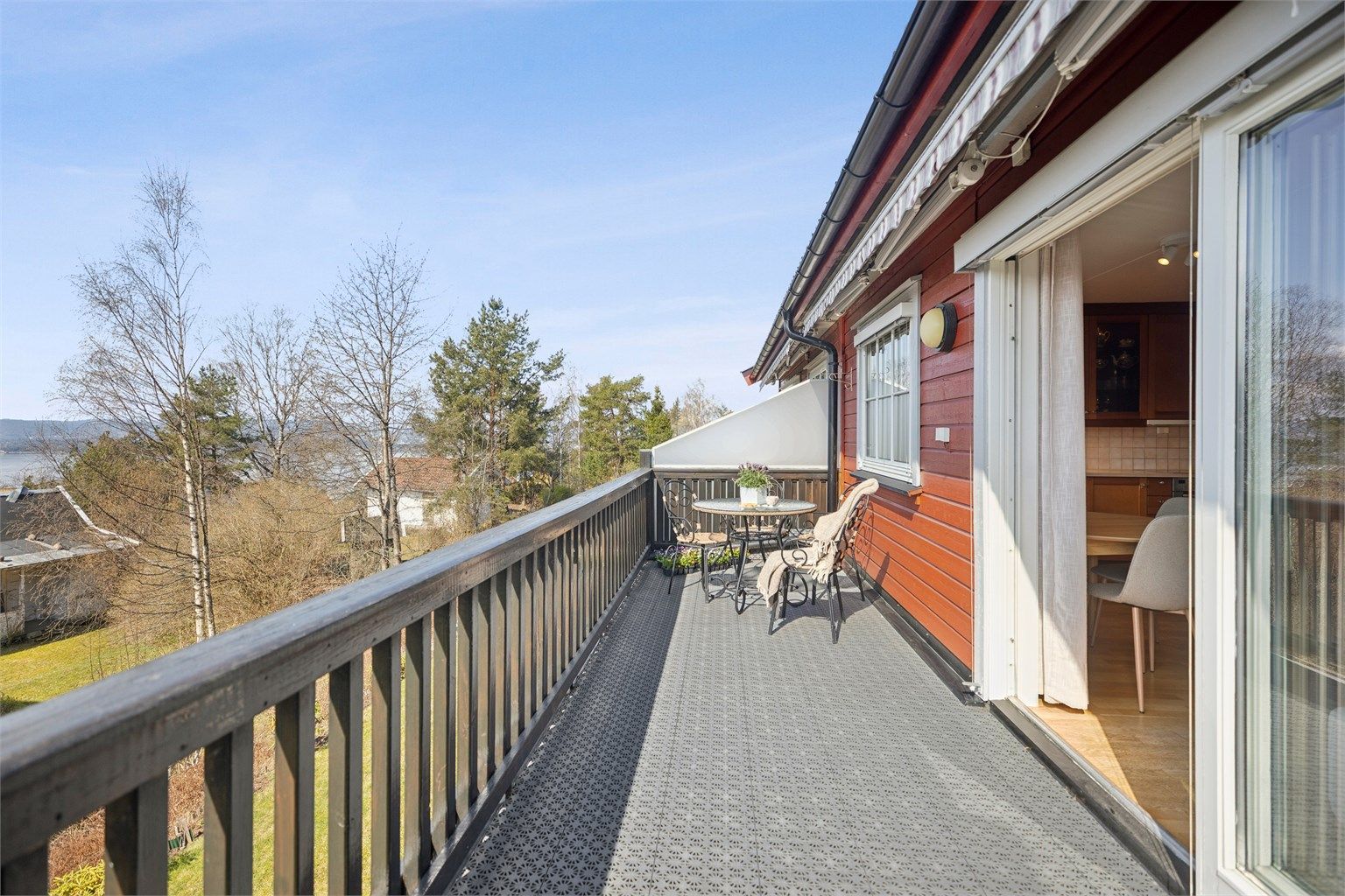 Vestvendt balkong på ca. 12 kvm med sol til solnedgang og fjordutsikt! 