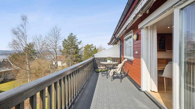 Vestvendt balkong på ca. 12 kvm med sol til solnedgang og fjordutsikt!