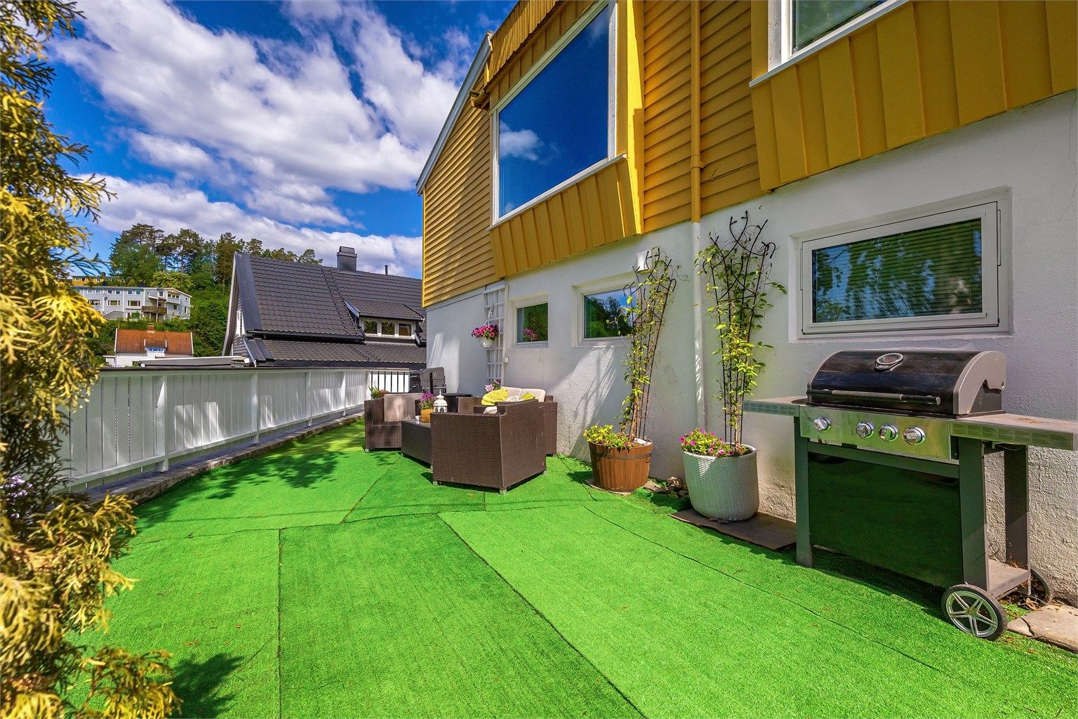 Hyggelig uteplass med kunstgress
